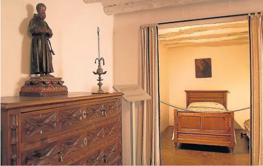  ?? JOSÉ MIGUEL MARCO ?? Interior de la casa natal de Goya, en una imagen de archivo, con los muebles antiguos.