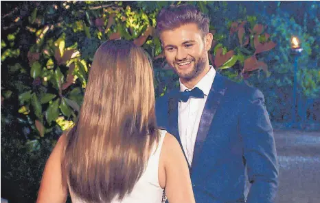  ?? FOTO: MG RTL D ?? Die erste Begegnung: Der Bad Saulgauer Daniel Lott stellt sich in der RTL-Flirtshow „Die Bacheloret­te“Nadine vor.