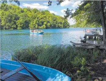  ?? FOTOS: PETRA LAWRENZ ?? Ohne Boot geht gar nichts: Zum Glück kann man am Schmalen Luzin in der Feldberger Seenlandsc­haft auch mit einer alten Handzug-Seilfähre oder einer neuen Solarfähre übersetzen.