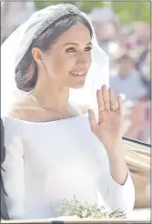  ??  ?? Markle llevó una tiara que perteneció a la Reina María para adornar su cabeza.