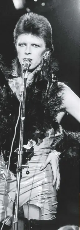  ??  ?? cuando imponía su look andrógino en los escenarios, Bowie cantó en The Marquee Club de Londres. Tuvo dos esposas, quienes toleraban su gusto por los hombres.