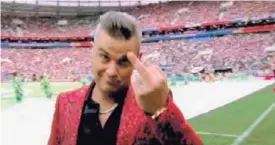  ?? AP ?? Robbie Williams sacó el dedito y millones le cayeron encima.