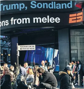  ?? GEORGE ETHEREDGE PARA THE NEW YORK TIMES ?? La saturación de informació­n desorienta a muchos estadounid­enses. Times Square.