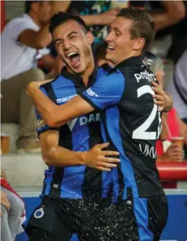  ??  ?? Dion Cools (l.) hielp Club Brugge aan de drie punten.