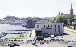  ??  ?? «INDREFILET­EN»: Kragerø havnefront, hele sjøsiden fra Dampskipsk­aia med Kirkebukta og helt til Stilnestan­ger eies nå av Ivar Tollefsen.