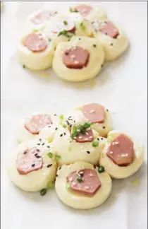  ??  ?? Flower buns dressed and ready for the oven (Photo by Cynthia Nelson)