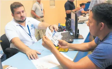  ?? FOTO: MOISÉS VALENZUELA ?? SERVICIO. Entrega de placas en la oficina del IP en el costado sur del Hiper Antorcha.