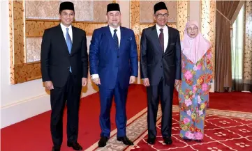  ?? — Bernama photo ?? Yang di-Pertuan Agong Sultan Muhammad V (second left) posing for photo with Anwar (second right) at Istana Negara after Anwar was granted a full pardon. Also present are Anwar wife’s, Wan Azizah and Mohamed Azmin (left).