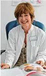  ?? Foto: oH ?? Die Stoffwechs­eltherapie von ea sylife wird unter ärztlicher Auf sicht – hier Dr. med. Claudia Halb eck – durchgefüh­rt.