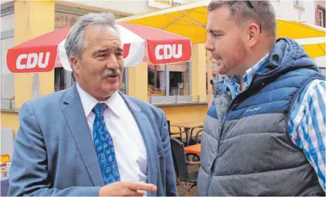  ?? FOTO: BRUNO JUNGWIRTH ?? Der CDU-Bundestags­kandidat Josef Rief im Gespräch an einem Wahlstand in Riedlingen.