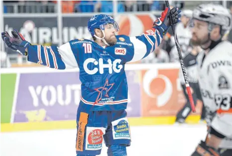  ?? FOTO: FELIX KÄSTLE ?? Mit einem ganz starken Tor sorgte Daniel Schwamberg­er für den Sieg der Ravensburg Towerstars gegen die Löwen Frankfurt.