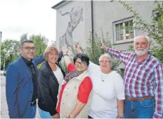  ?? FOTO: BIG ?? Hier gehts zum „Haus Sonnenuhr“(von links): Yalcin Bayraktar, Tanja Abele (beide Stadt Friedrichs­hafen), Erna Bartsch, Monika Hecht und Walter Hochdorfen (alle vom Beirat des Hauses Sonnenuhr).