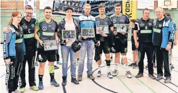  ?? RP-FOTO: DIETRICH JANICKI ?? Sie sind in der neuen Saison nicht mehr für das Mettmanner Herren-Team im Einsatz (von links): Physiother­apeutin Amanda Pescher, Co-Trainer Markus Flieter, die Handballer Jan Schirweit, Marc Hellbeck, Vincent Widera, Bastian Munkel und Tim Wittenberg...