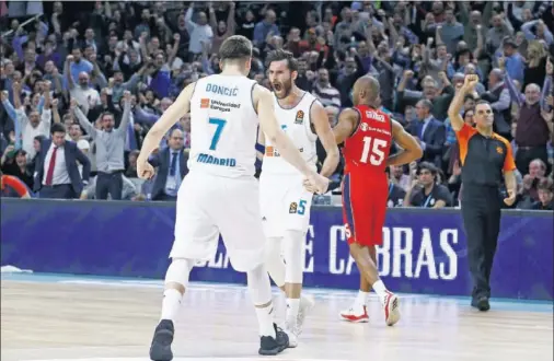  ??  ?? ALEGRÍA DESATADA. Rudy celebra con Doncic la canasta que le dio la victoria al Real Madrid.