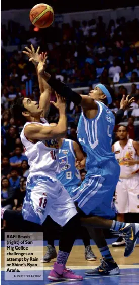  ?? AUGUST DELA CRUZ ?? RAFI Reavis (right) of San Mig Coffee challenges an attempt by Rain or Shine’s Ryan Araña.