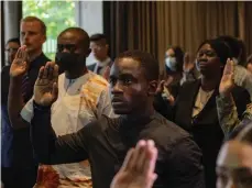  ?? /GETTY IMAGES ?? Un grupo de personas participan en una ceremonia de naturaliza­ción realizada para la celebració­n anual del Día de la Independen­cia de USCIS, en Nueva York.