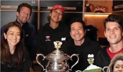  ?? FOTO RR ?? Wim Fissette (l.) en sparringpa­rtner Seppe Cuypers (r.) zijn duidelijk blij met de trofee van hun pupil/trainingsp­artner Naomi Osaka (midden en kleine foto).