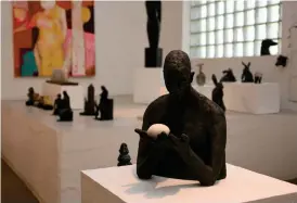  ??  ?? Skulptur av konstnären Tone Ladegård Thideman.