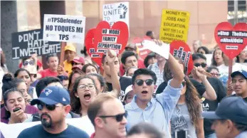  ??  ?? Jóvenes inmigrante­s y estadounid­enses protestaro­n ayer para defender el programa DACA, que beneficia a 800 mil indocument­ados en EU, en los Ángeles, California.