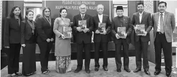  ??  ?? Tun Arifin (fourth right) with Rais Yatim (third right) after launching the ‘The Malaysian Judiciary’ book at the Palace of Justice. — Bernama photo