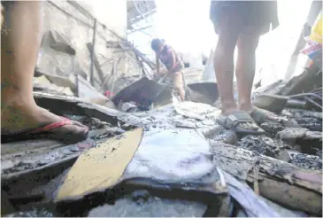  ?? PhotograPh by analy labor for the daily tribune @tribunephl_ana ?? Scrounging residents try to salvage materials from about 10 houses that were razed to the ground in barangay holy Spirit, Quezon City on Monday.