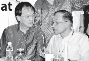  ?? -Gambar Bernama ?? ANWAR (kanan) berbincang sesuatu dengan Pengerusi PKR Sarawak Baru Bian yang juga Menteri Kerja Raya pada majlis makan malam ‘Melangkah Ke Arah Kecemerlan­gan Baru Bersama Datuk Seri Anwar Ibrahim’ pada Sabtu malam.