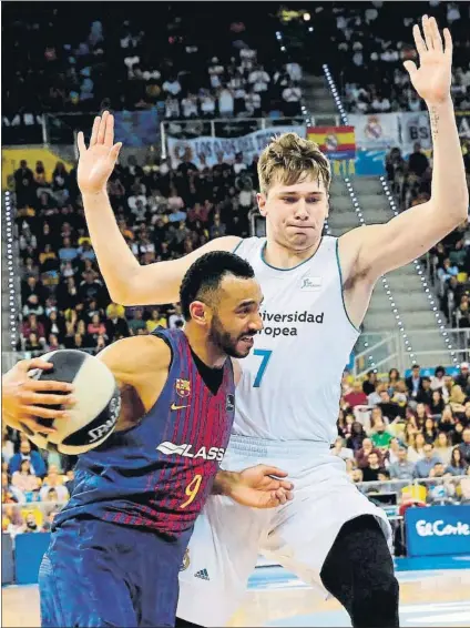  ?? FOTO: EFE ?? Adam Hanga intenta superar la defensa de Luka Doncic. El crack esloveno estuvo muy bien defendido por el húngaro