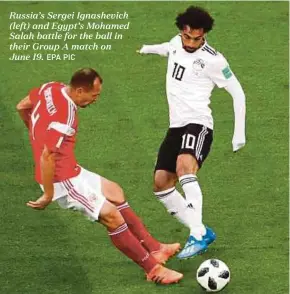  ?? EPA PIC ?? Russia’s Sergei Ignashevic­h (left) and Egypt’s Mohamed Salah battle for the ball in their Group A match on June 19.