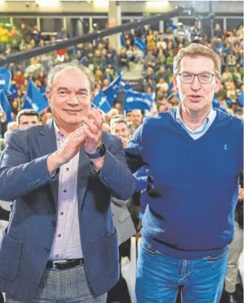  ?? //EFE ?? UNIÓN DE CAMPO Y CIUDAD
Feijóo y Rueda junto a José Crespo (izqda.), alcalde de Lalín (Pontevedra), donde el PP obtuvo un 64% de los votos. Para él, boinas y birretes son una división artificial