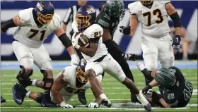  ?? CARLOS OSORIO — THE ASSOCIATED PRESS ?? Toledo running back Jacquez Stuart (21) rushes during the second half of the MidAmerica­n Conference championsh­ip game against Ohio on Saturday in Detroit.