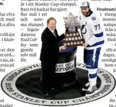  ??  ?? Victor Hedman får ta emot Conn Smythe Trophy av Nhl-chefne Gary Bettman.