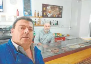  ?? // ABC ?? El alcalde de Villaco y Tiso, en el único bar que tiene el pueblo