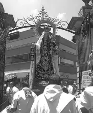  ??  ?? La imagen de la Virgen del Monte Carmelo al llegar a su templo./ Redacción