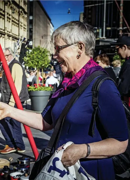  ??  ?? Eija Kornilow tackar och tar emot. Aune-Maria Sinisalo kanske möter sin kastrull på nytt om några månader, då i ny skepnad.