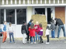  ??  ?? Des bottes de paille pour empêcher l’accès aux salles de classe