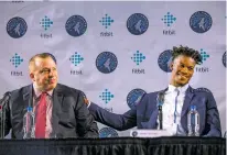  ?? ANDY CLAYTON-KING/THE ASSOCIATED PRESS ?? The Timberwolv­es’ Jimmy Butler, right, pats coach Tom Thibodeau on the back Thursday during a news conference at the Mall of America in Bloomingto­n, Minn.