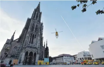  ?? FOTO: HECKMANN ?? Kurz nach 7 Uhr setzte der Rettungshu­bschrauber „Christoph 22“zur Landung auf dem Münsterpla­tz an.