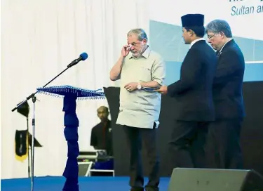  ??  ?? Emotional moment: Sultan Ibrahim wiping his tears during a ceremony to launch the Tunku Laksamana Johor Cancer Centre, held at Persada Internatio­nal Convention Centre in Johor Baru.