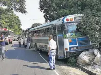  ??  ?? Iba rápido. Aparenteme­nte el tercer bus involucrad­o se desplazaba a alta velocidad por la bajada.