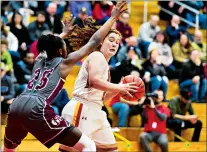  ?? GARY MIDDENDORF/DAILY SOUTHTOWN ?? Mother McAuley’s Grace Hynes, right, looks to make a play against Montini during Thursday’s game.