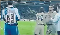  ??  ?? Messi sustituyó a Fernando Navarro el 16 de noviembre de 2003