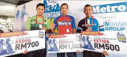  ?? PIC BY ABDULLAH YUSOF ?? Mohd Fauzan Ahmad (centre) with first runner-up Muhammad Khuzairi Abdul Bakar (left) and second runner-up Muaz Abd Rahim at the Harian Metro Mountain Bike Grand Prix at Bukit Merah Laketown Resort in Taiping yesterday.