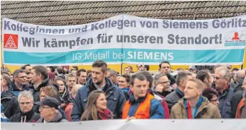  ?? FOTO: DPA ?? Mitarbeite­r halten Transparen­te bei der Protestakt­ion der Görlitzer Turbinen-Werke gegen die Sparpläne bei Siemens hoch. Bei dem Technologi­ekonzern sollen in Deutschlan­d allein bis zu 4000 Stellen wegfallen.