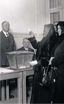  ??  ?? ¡VOTA!
Sobre estas líneas, dos mujeres depositand­o su voto en las urnas el 19 de noviembre de 1933. Fue la primera vez que las españolas ejercieron su derecho al voto en unas elecciones generales.