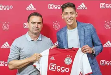  ?? | @AFCAJAX ?? Marca Overmans, director deportivo del Ajax, le dio la bienvenida al mexicano.