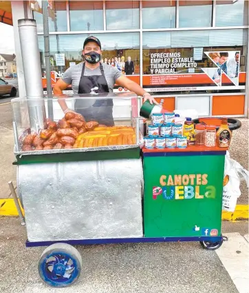  ??  ?? Hernán Arellano sale a vender sus camotes y plátanos con la receta tradiciona­l de Puebla, la cual le fue heredada por su tío y su padre, por las calles de Nueva York desde hace dos años.