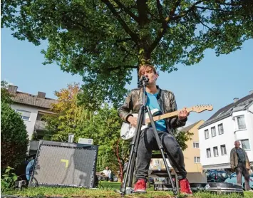  ??  ?? Ein Open Air mit „Sonne über Haunstette­n“: Oliver Gottwald besingt auf dem Georg Käß Platz den Süden, Stadt, Land, Fluss und die Monika Tanzband. Fotos: Richard Mayr (3), Michael Schreiner (3), Denis Dworatsche­k (1)