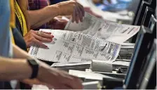  ?? ?? trabajador­es electorale­s cuentan boletas de reciente elección primaria de Pensilvani­a