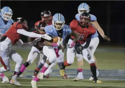  ?? JOHN BLAINE — FOR THE TRENTONIAN ?? Notre Dame’s Coleon Williams (1) breaks free for a first down against Trenton during Friday night’s game.