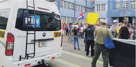  ?? REProDucci­Ón ?? A la manifestac­ión antivacuna­s frente al Ministerio de Salud llegó una buseta con una calcomanía del Partido Integració­n Nacional (PIN). La agrupación política se desmarcó del asunto.